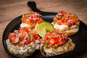 Tostones rellenos mixto de Camarón (2u) y Picadillo o Ropa Vieja (2u)