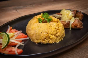 Mofongo de Chicharrón con Masitas